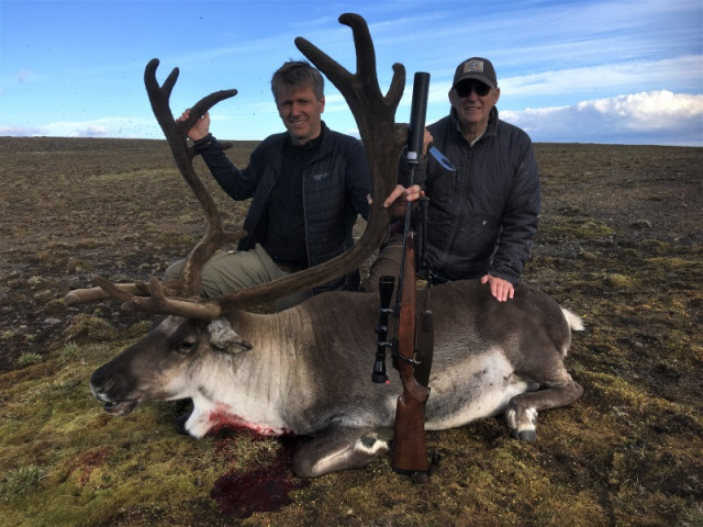 Brynjar við tarfinn ásamt Sigurði föður sínum, sem er hnífasmiður  góður.