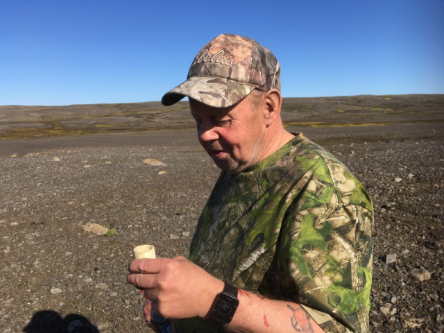 Það er rétt að skála fyrir heimferðinni með hreindyrahornsstaupi.