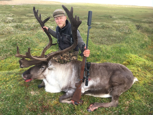 Ingólfur Jóhannsson með tarfinn sem er sá þyngsti sem hefur veiðst með mér í haust.