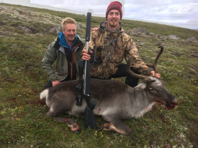 Sindri Jón við simluna ásamt Grétari föður sínum.
