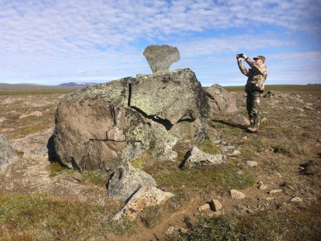 Garðar breytti túrnum í túristaferð og tók myndir af stóru og smáu, meðal annars bústað axarmorðingjans.