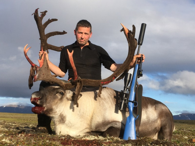 Sæmundur með bláa riffilinn yfir tarfinum þar sem Bergaran varð, óvart eftir í bílnum.
