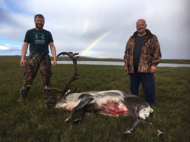 Sigurdór til hægri, ásamt Gísla veiðifélaga sínum við fallinn öræfahöfðingja.