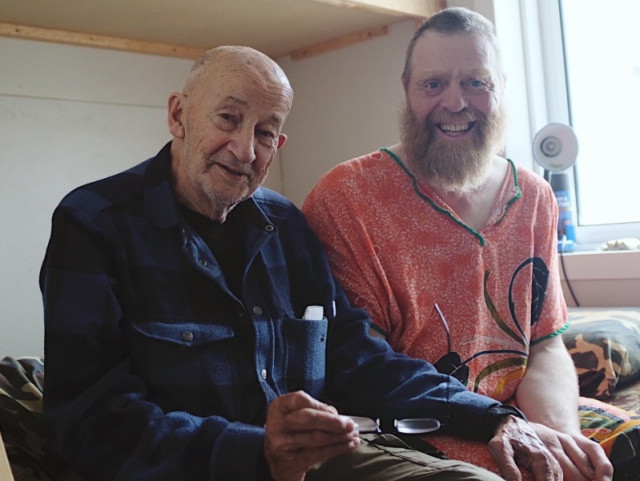 Hinn mikli hvíti veiðimaður og ég á spjalli eftir þokudag.  Mynd Axel Sig.