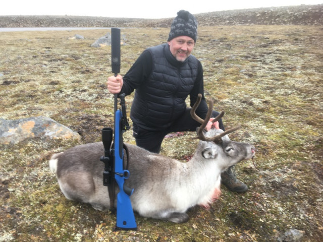 Óskar eiturkalda skyttan, ég sgði honum að sá blái setti þar sem honum væri miðað, hann tók mig á orðinu og setti í hausinn á henni í samskoti á 220 metra færi.