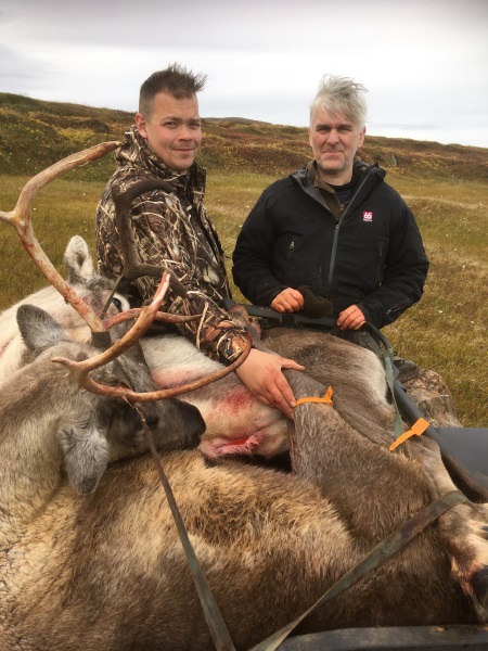 Eftirlitsmaðurinn mættur á svæðið til að testa leiðsögumanninn, sumir eru beggja megin borðsins.