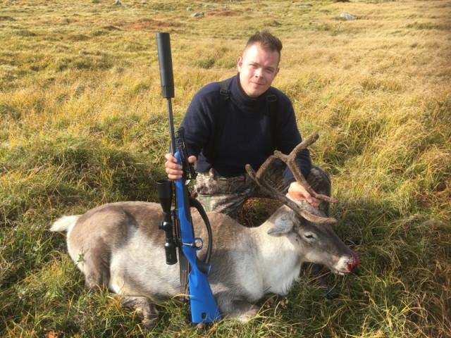 Elí Vídó með sína simlu, höfuðskotna.