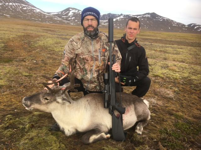 Guðlaugur Örn við simluna ásamt syni sínum.