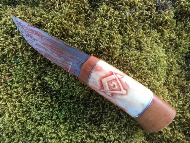 Þetta er glæsilegt handverk, smíðað frá grunni úr Bader blaði og skeft með hreindýrshorni, við og silfri.