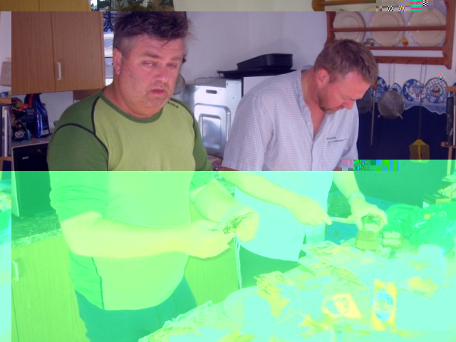 Veiðidagurinn hefst að sjálfsögðu með að smurt er góðgæti ofan í gædinn! Vanur maður á ferð frá ,,smörrebröd Dolla&quot;