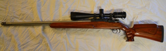 Þarna sést vel hvernig tekið er úr fyrir löngutöng, baugfingri og litla fingri úr pistolgripinu en vandséð hvar vibótin undir litla fingri byrjar.
