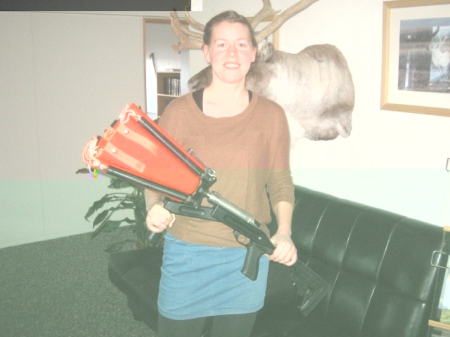 Rán Þórarinsdóttir líffræðingur hjá Náttúrustofu Austurlands, með byssuna góðu.