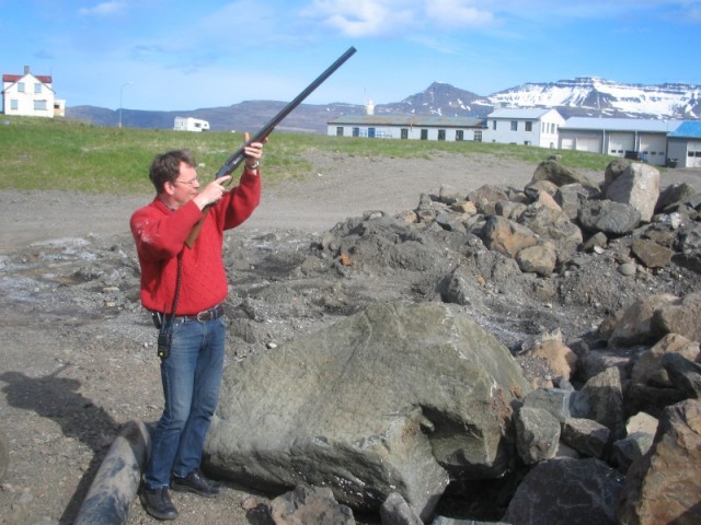 Skotið ríður af og bátarnir taka viðbragð.